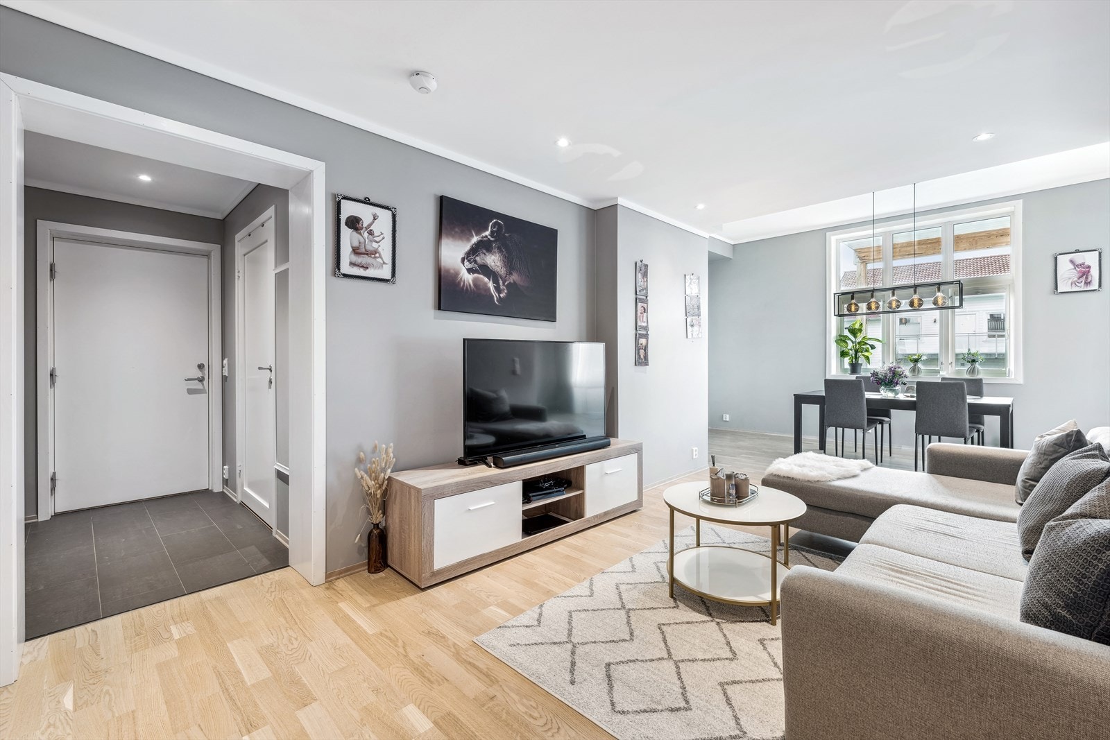 Boligen har en koselig stue med flere møbleringsmuligheter Galleribilde