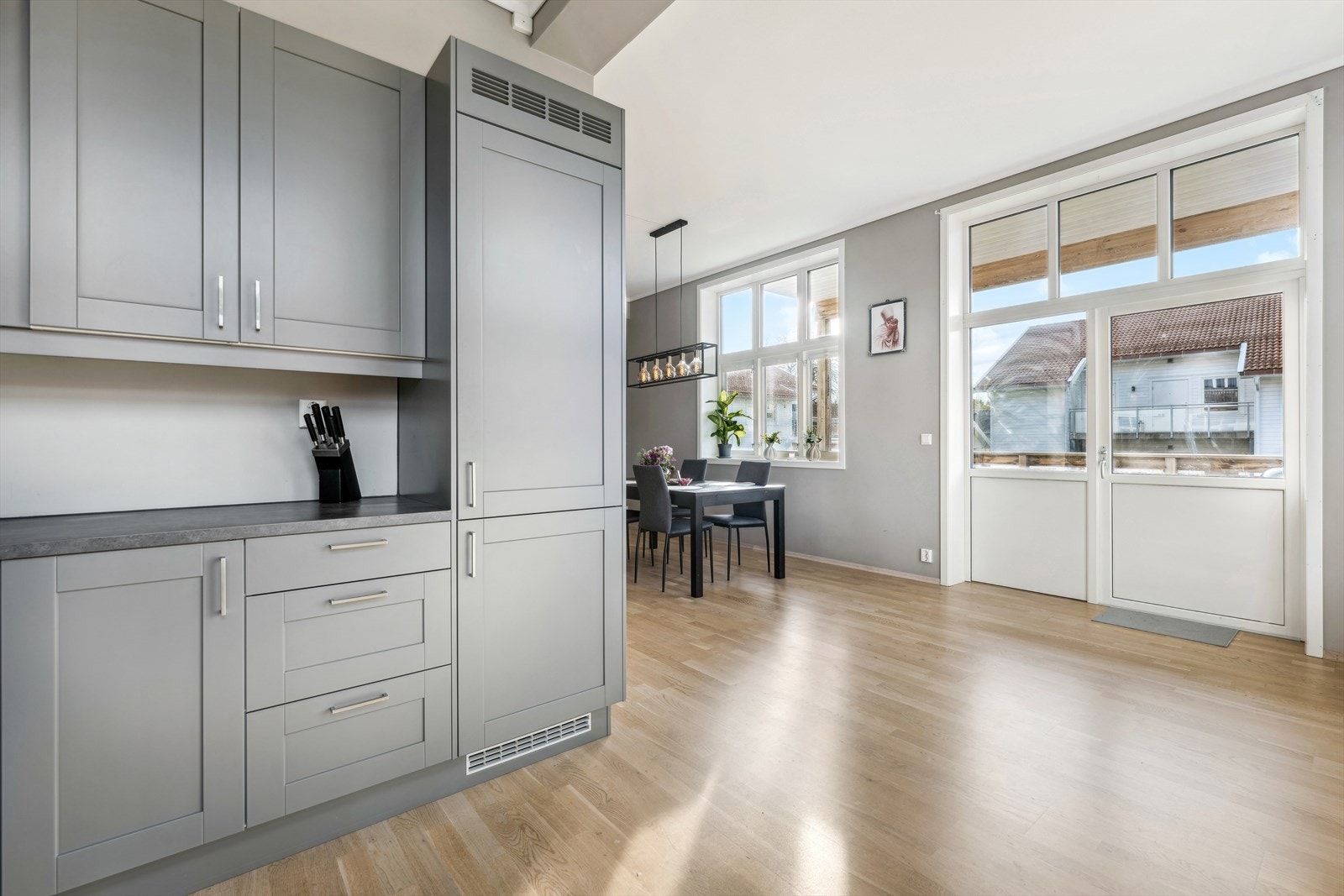 Store vindusflater med mye innlys Galleribilde