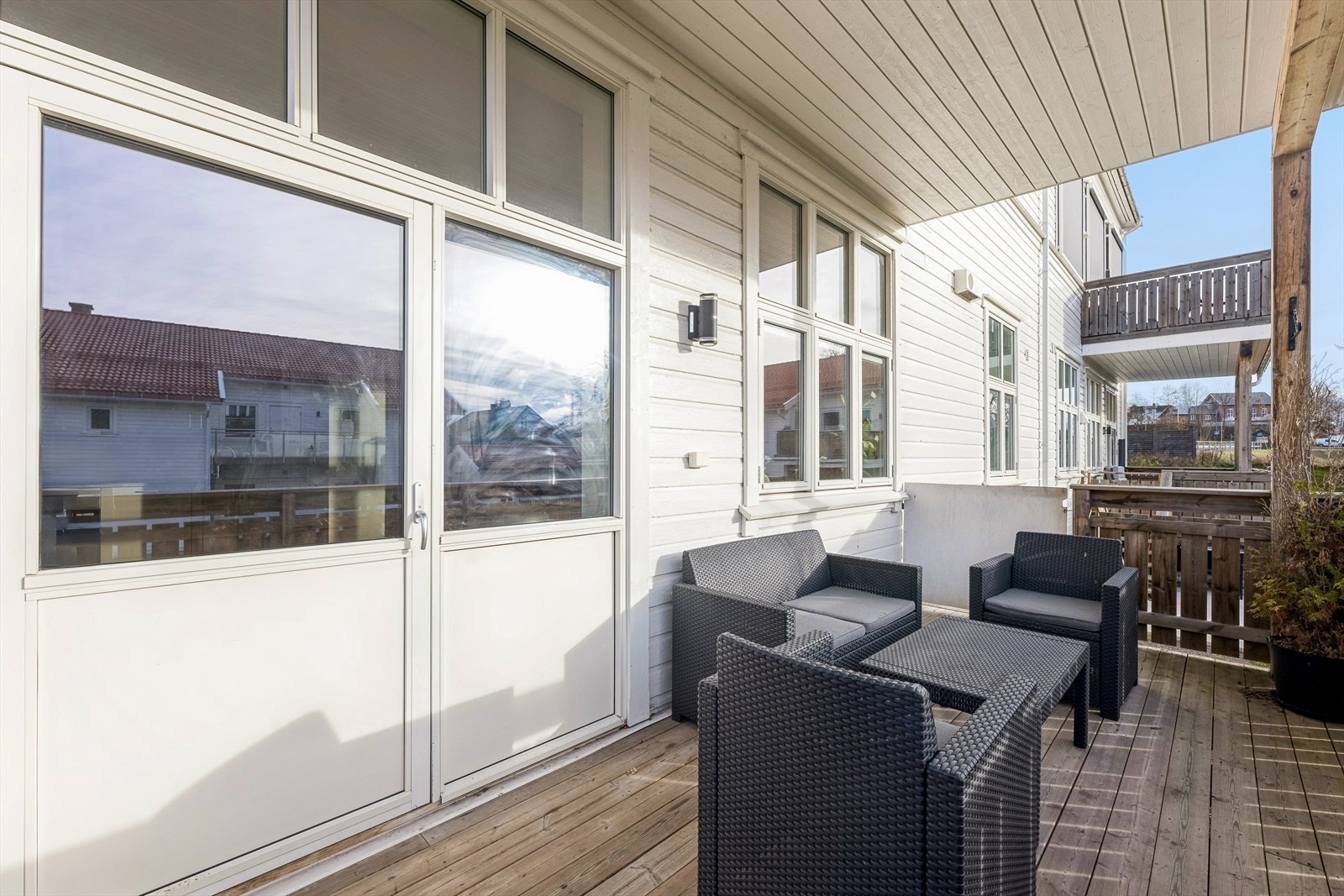 Fra terrassen er det nedgang til hage Galleribilde