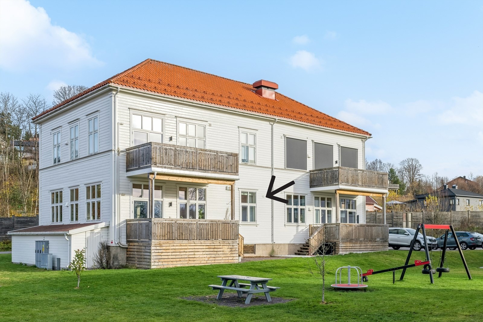 Flott fasade med solrik terrasse Galleribilde