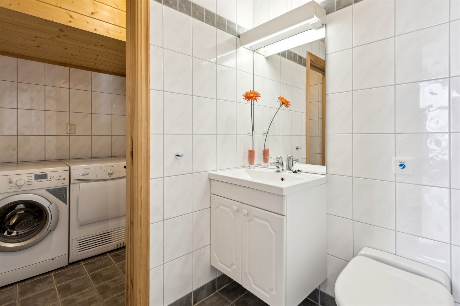 Praktisk toalettrom rett ved soverommene. Fra soverom er det tilgang til vaskerom og bod med bi-inngang. Vaskemaskin/tørketrommel følger med i salget. Galleribilde