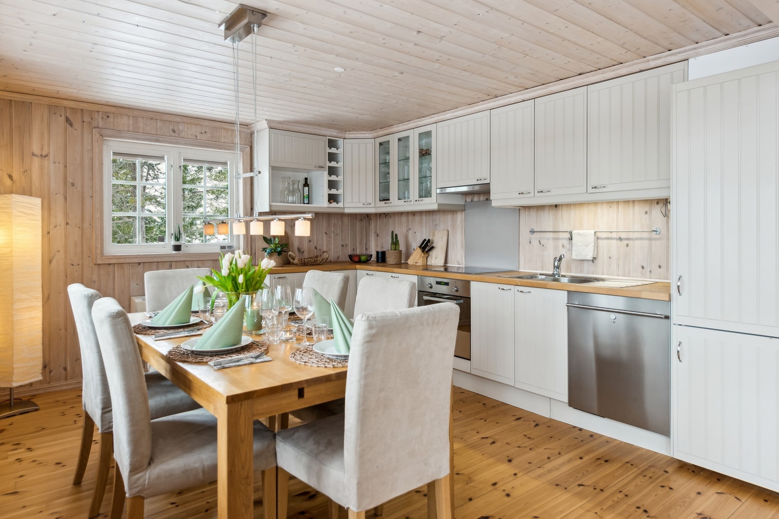 Kjøkkenet er koselig med en innholdsrik innredning. Hvitevarene følger med i handelen. Galleribilde