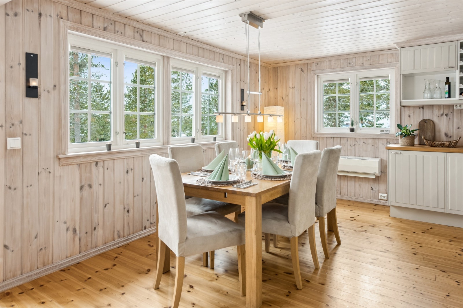 På kjøkkenet er det god plass til et stort spisebord. Det er montert en ny varmepumpe høsten 2025 - på samme sted som den forrige. Galleribilde