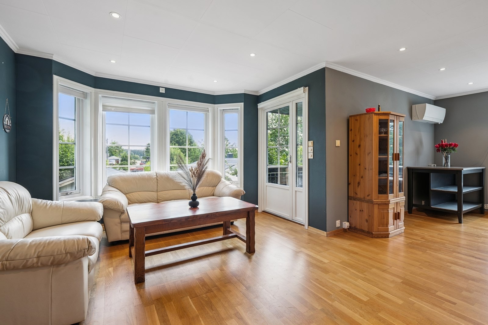 Fra stuen er det utgang til solrik terrasse Galleribilde