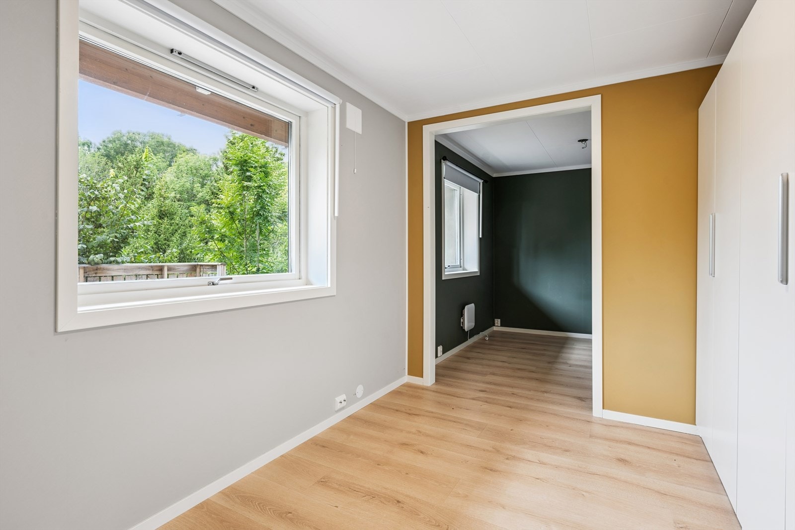 Soverom i u.etg. (Veggen til tidligere bod i byggetegningene er slått ned for å lage et større soverom.) Galleribilde