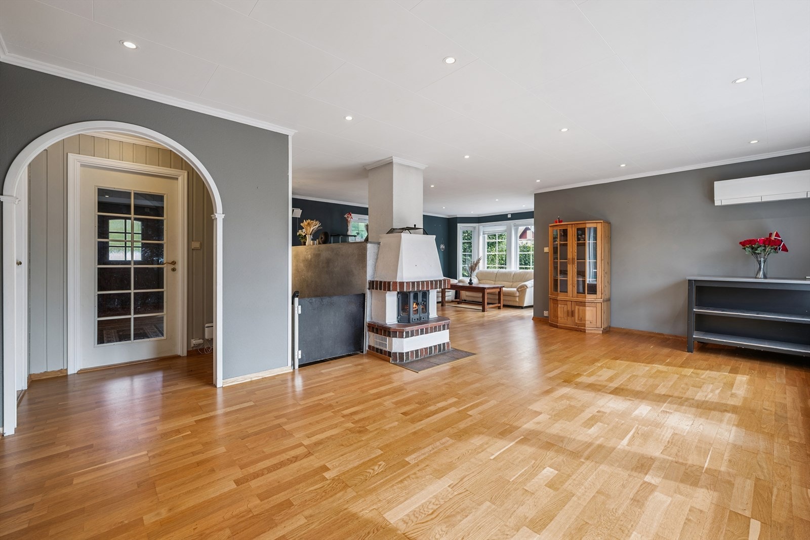 Det er installert varmepumpe, vedovn og peis Galleribilde