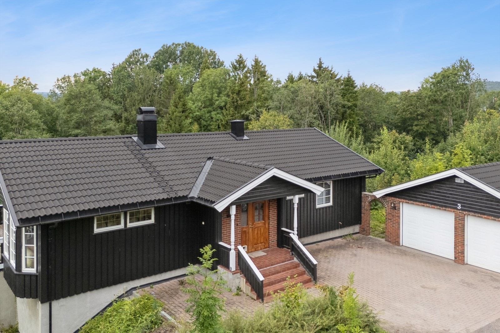 Hus og garasje er malt i 2024/25 Galleribilde