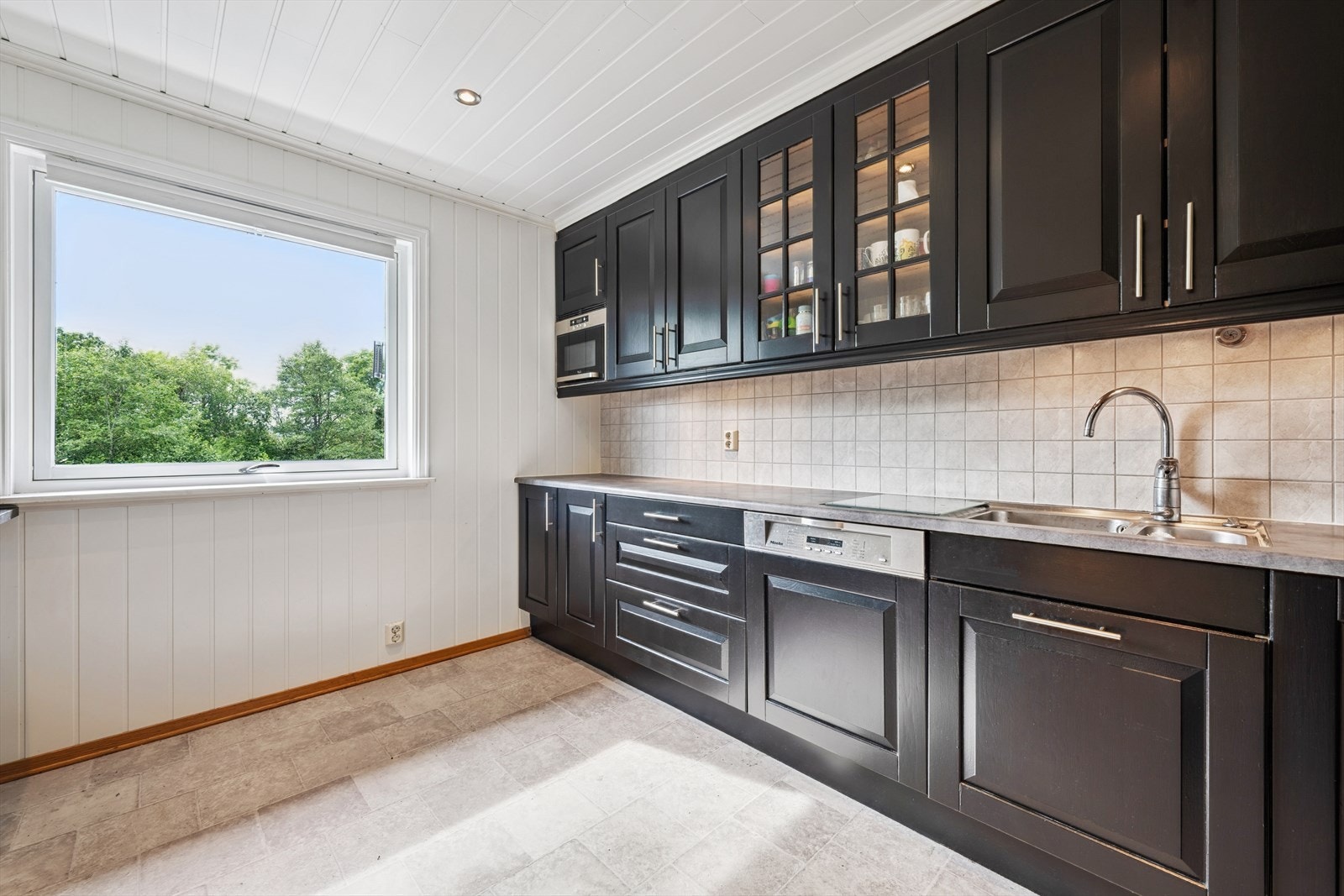 Det er plass til kjøkkenbord Galleribilde