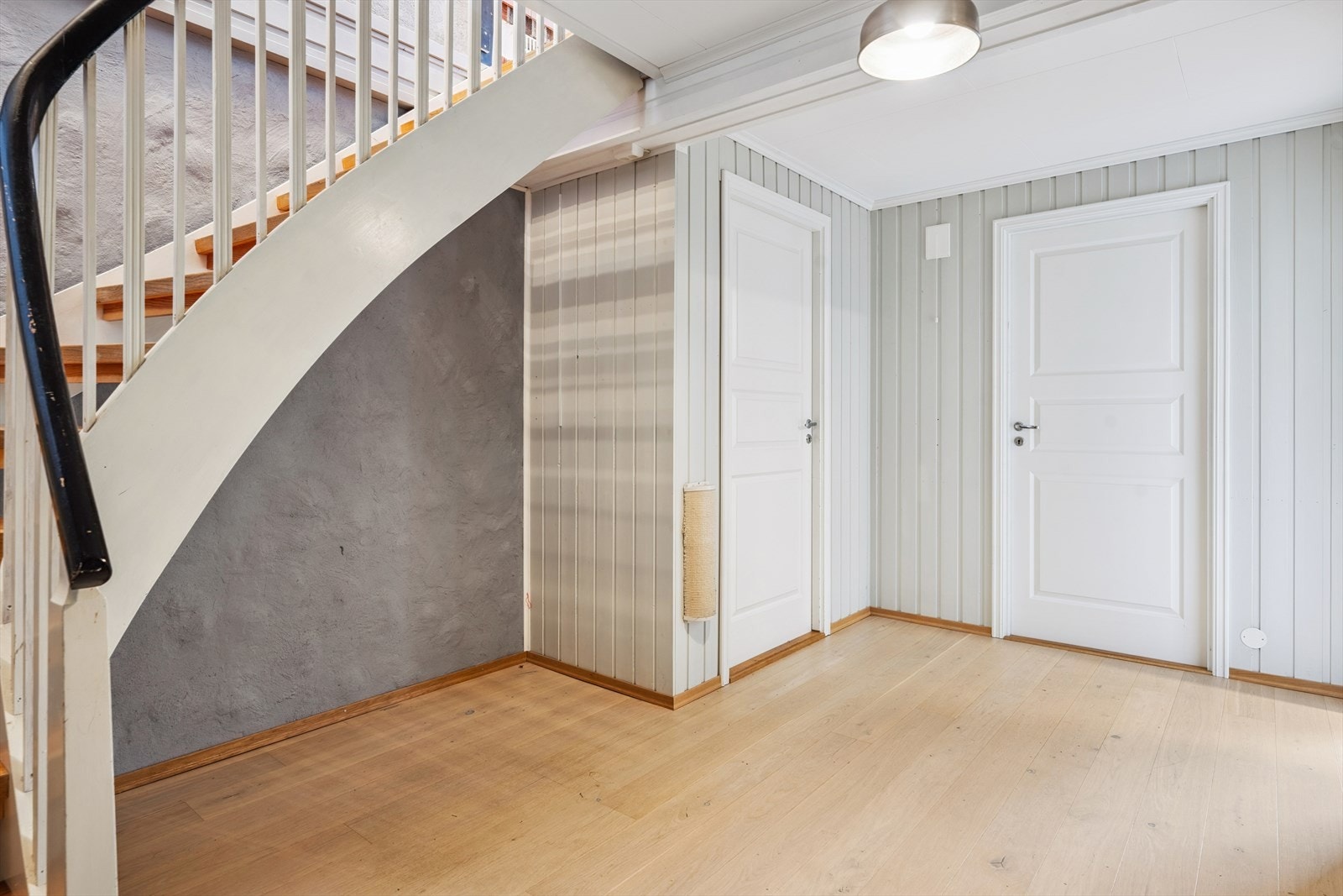 Hall i u.etg. med plass til kontorløsning under trappen Galleribilde