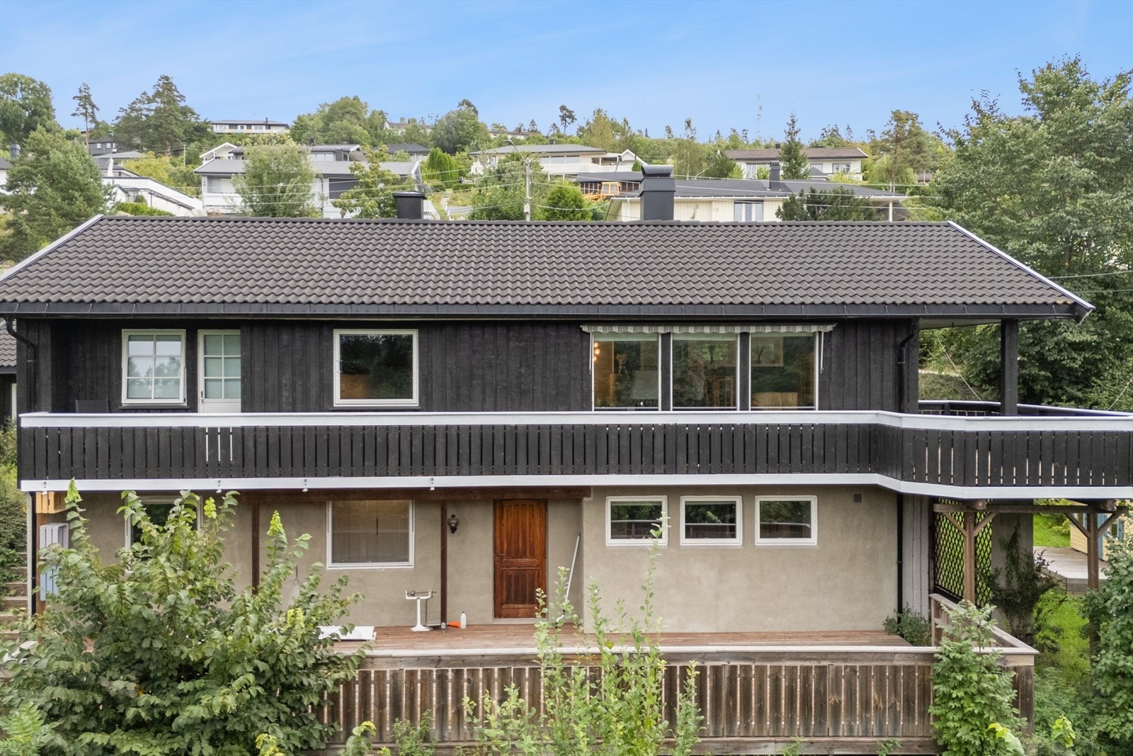 Solrik terrasse i begge etasjer Galleribilde