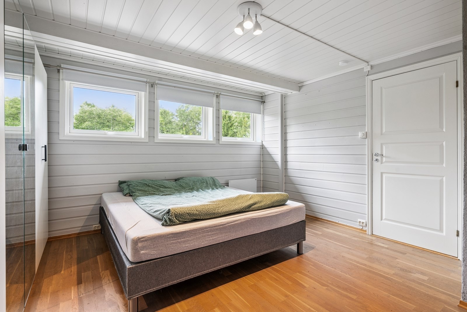 Disponibelt rom i u.etg. på byggetegningene er i følge tegninger datert 11.02.2004 ett soverom Galleribilde