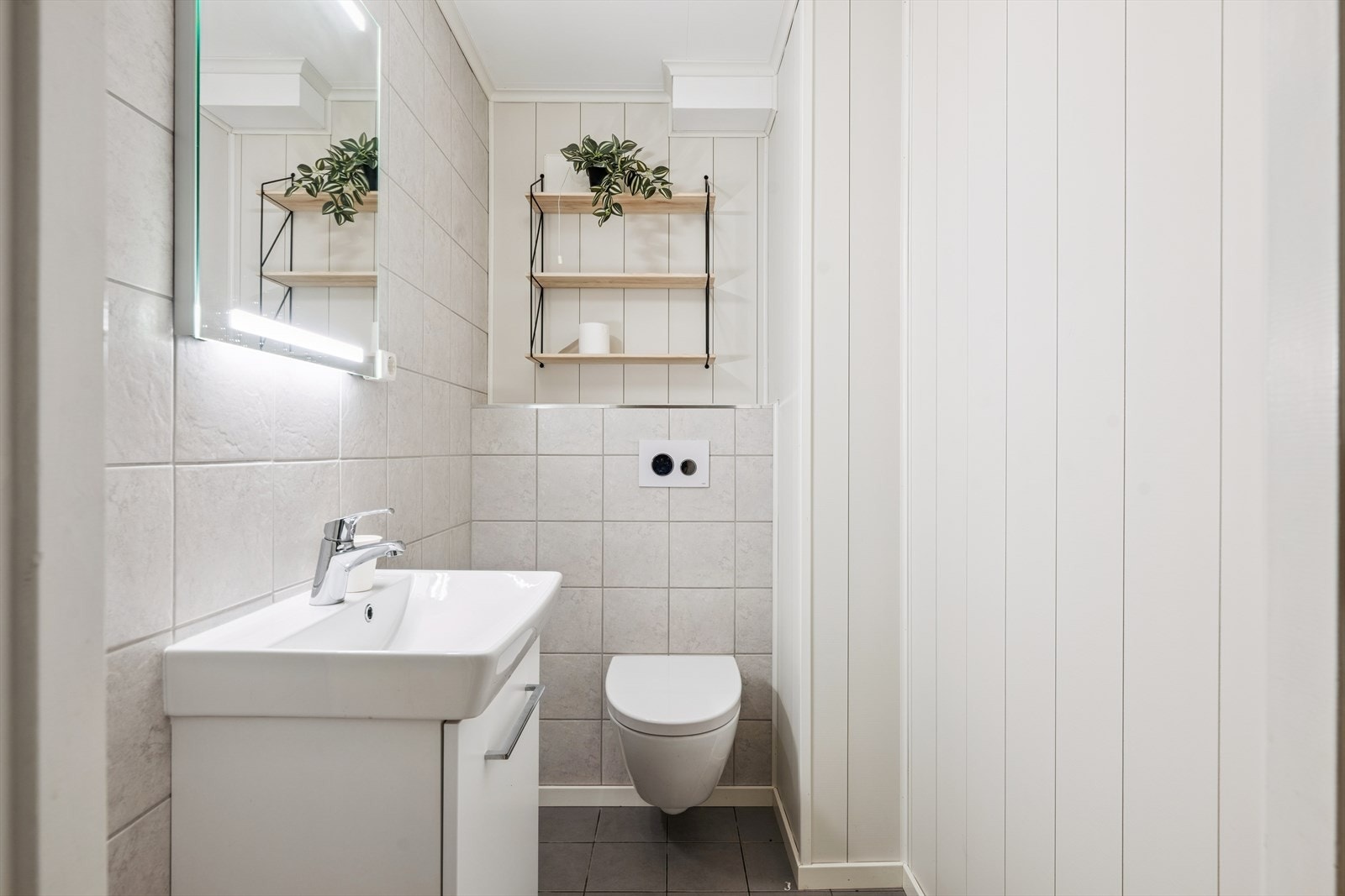 Separat wc-rom med wc og vask Galleribilde