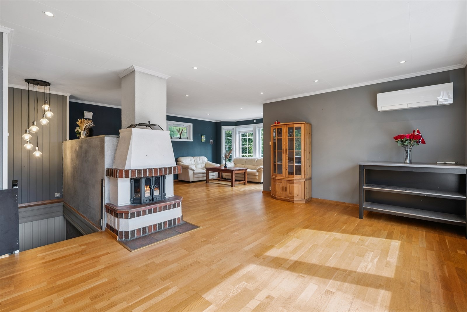 Boligen har en romslig stue med plass til både spisestue og sofa Galleribilde