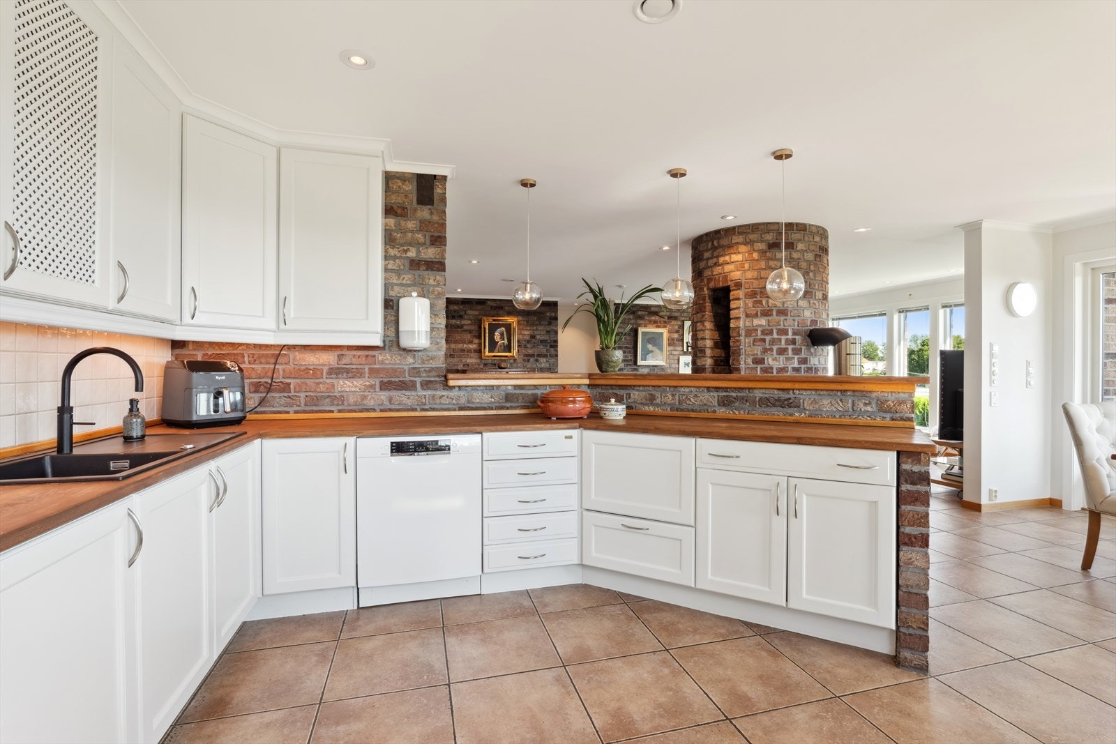 Her er det mye skap og benkeplass. Ny oppvaskmaskin 2021 Galleribilde