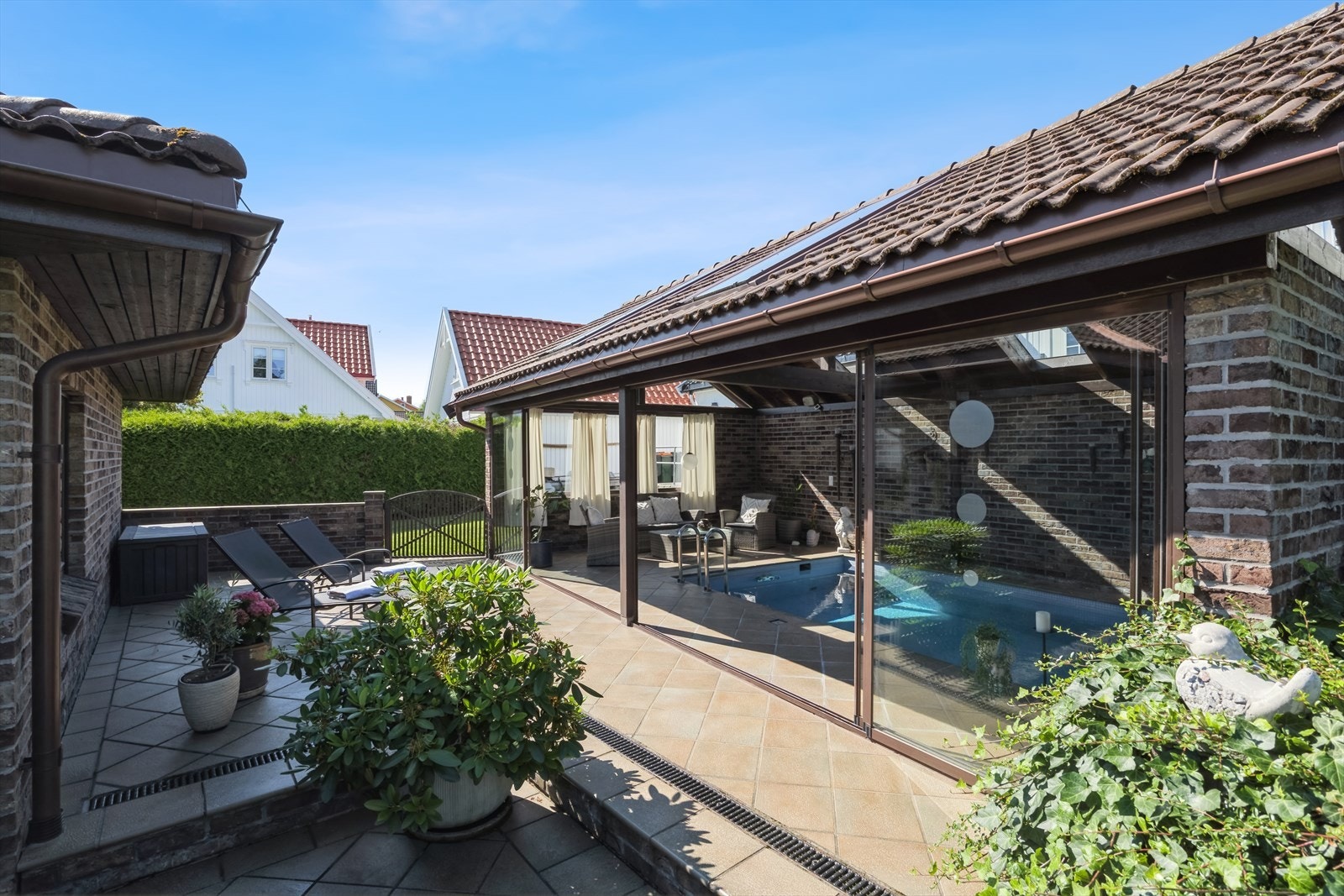 Skjermet uteplass med direkte adkomst til bassenghuset Galleribilde