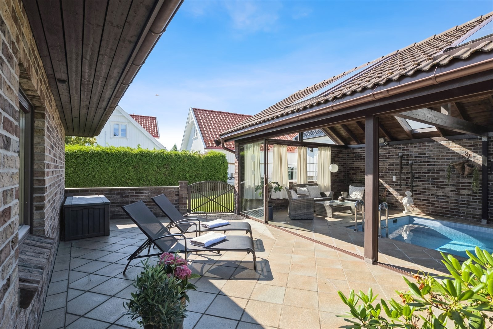 Her kan du nyte late dager på solsengen og i bassenghuset Galleribilde