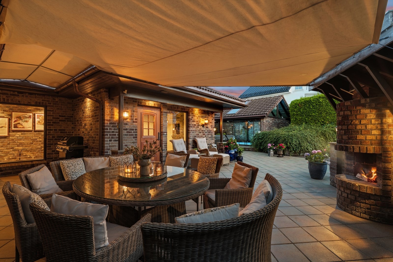 Koselig samlingsplass med utepeis og god plass til gjester for hyggelige sammenkomster Galleribilde