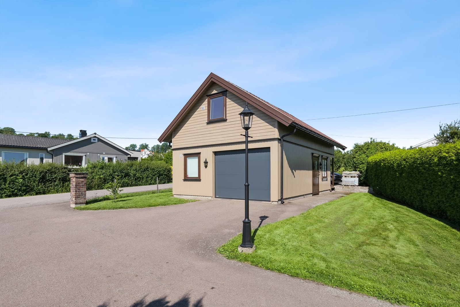 Garasje med mye lagringsplass og med loftsetasje. Godt med biloppstillingsplasser på egen tomt Galleribilde