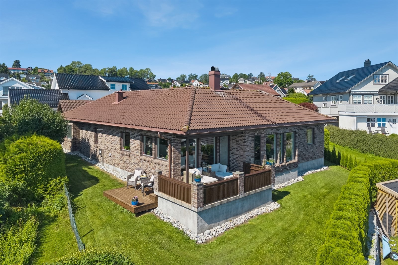 Østvendt terrasse og sydvendt platting - her kan du flytte deg etter solen Galleribilde