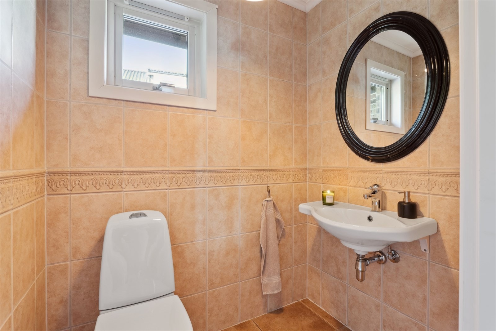 Separat wc rom med ny vask og nytt toalett (2025) Galleribilde