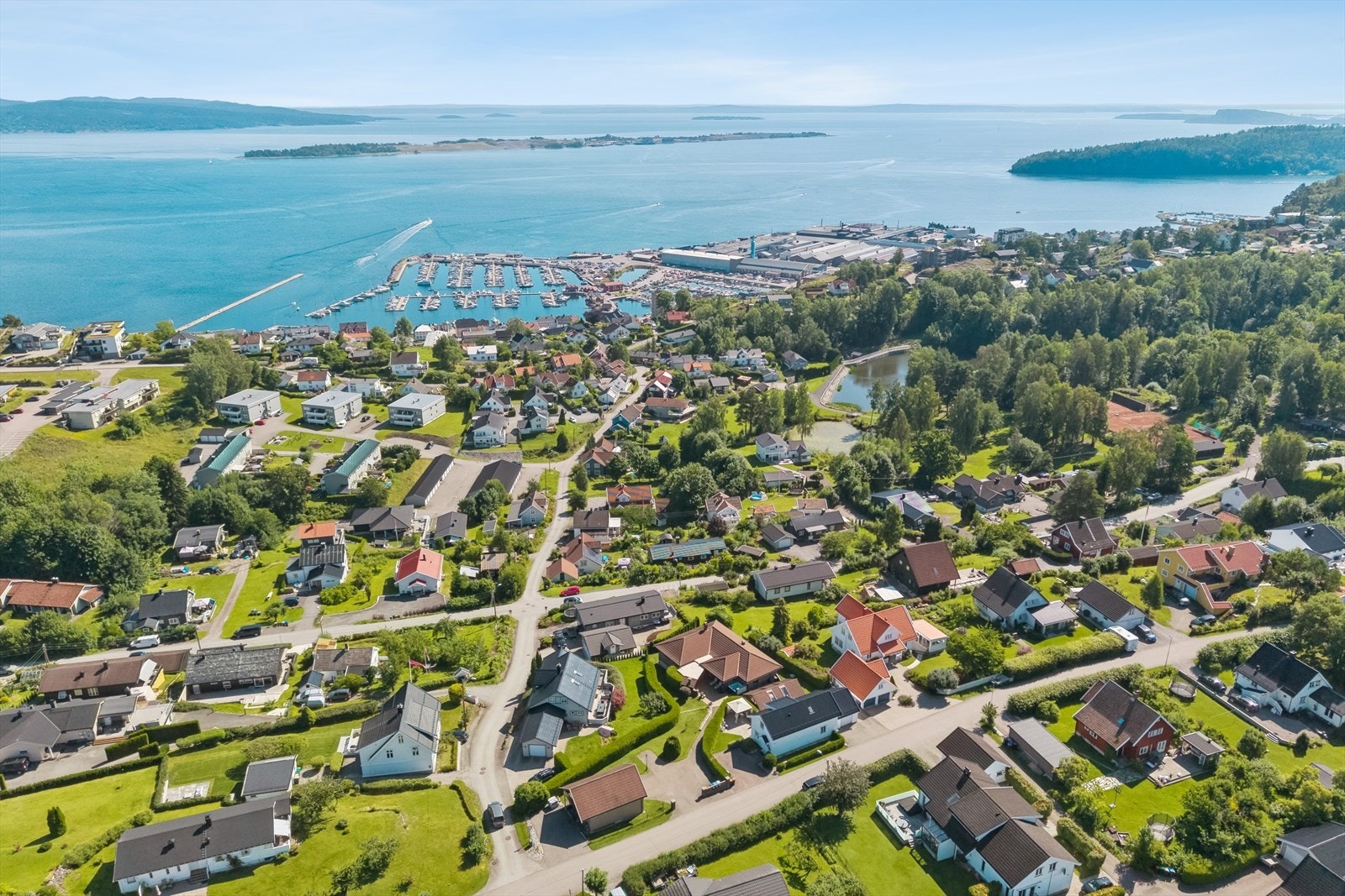 Sentralt beliggende med bassengparken rett i nærheten og ca 700 m til Fjellheisen som tar deg ned til jernbanestasjonen og sentrum Galleribilde