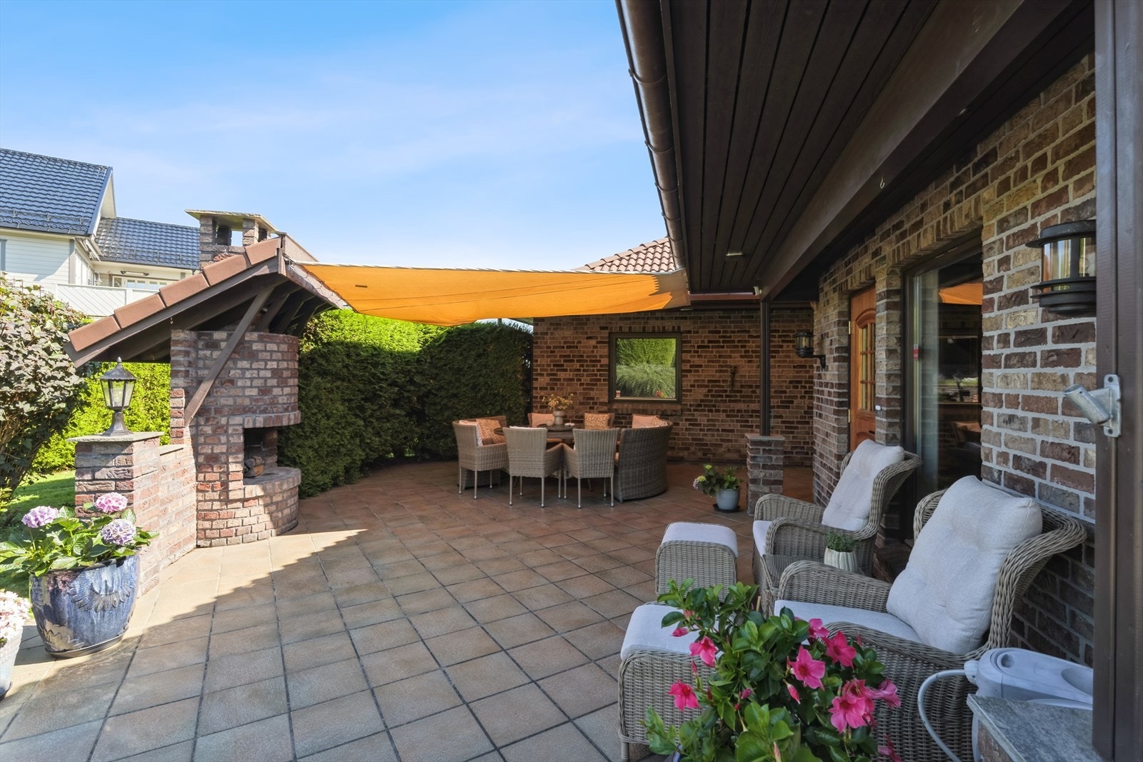 Delikat og lettstelt uteområde med flere solrike uteplasser Galleribilde