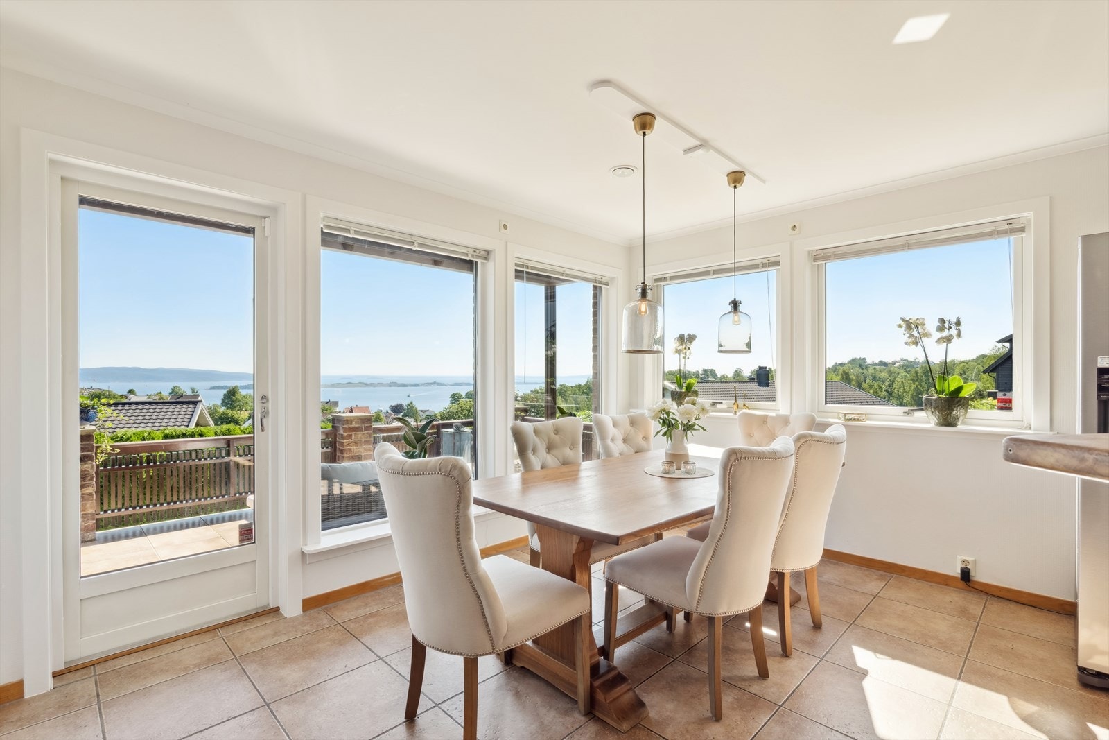 Koselig spiseplass med mye innlys Galleribilde