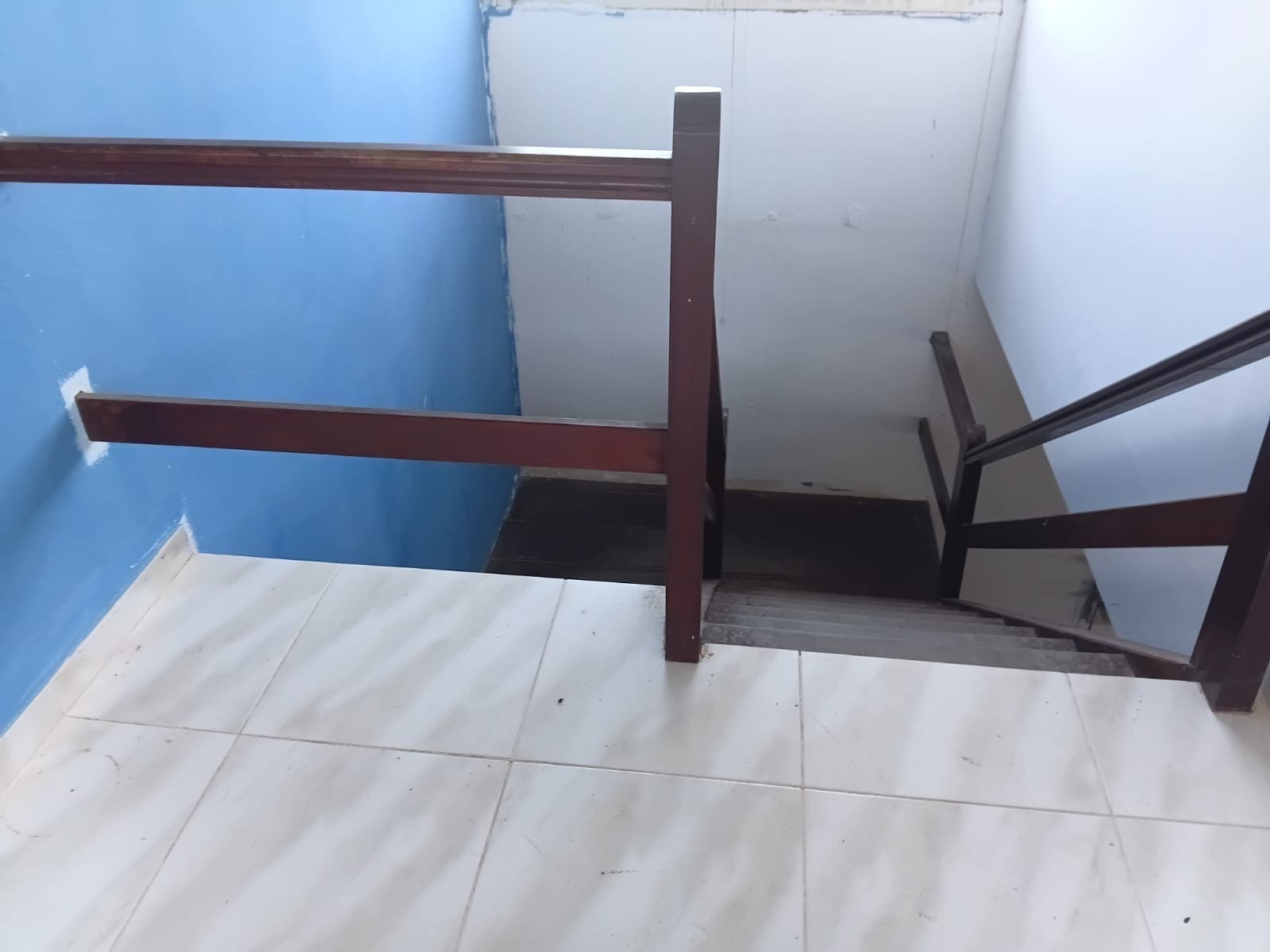 Trapp mellom etasjene 1 og 2. Underetasjen har ikke trappeløp til de resten av huset. Galleribilde