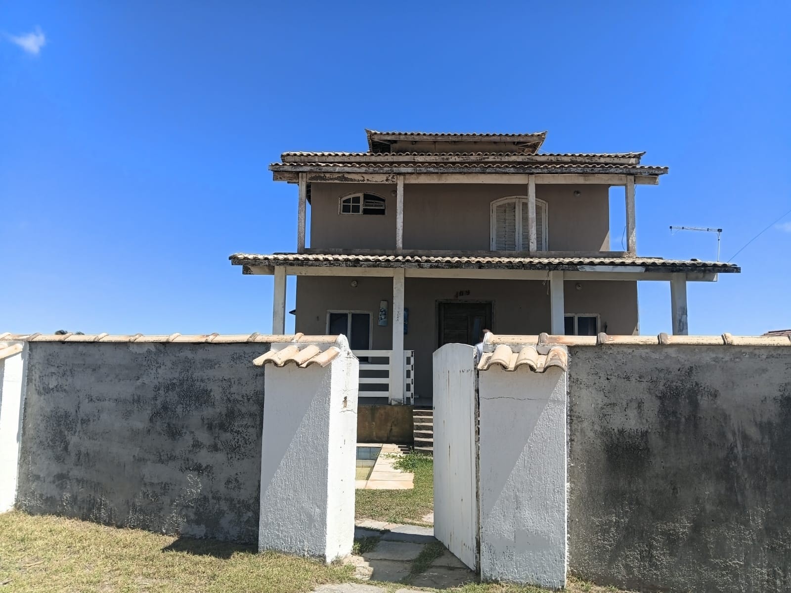 Huset sett fra veien Galleribilde