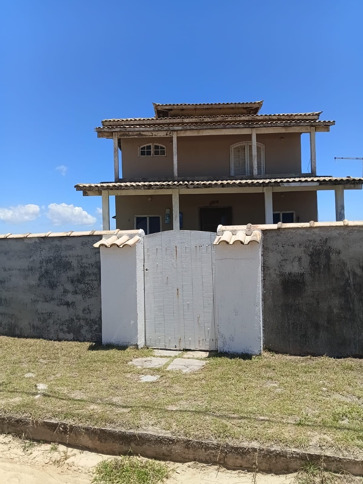 Huset sett fra veien Galleribilde