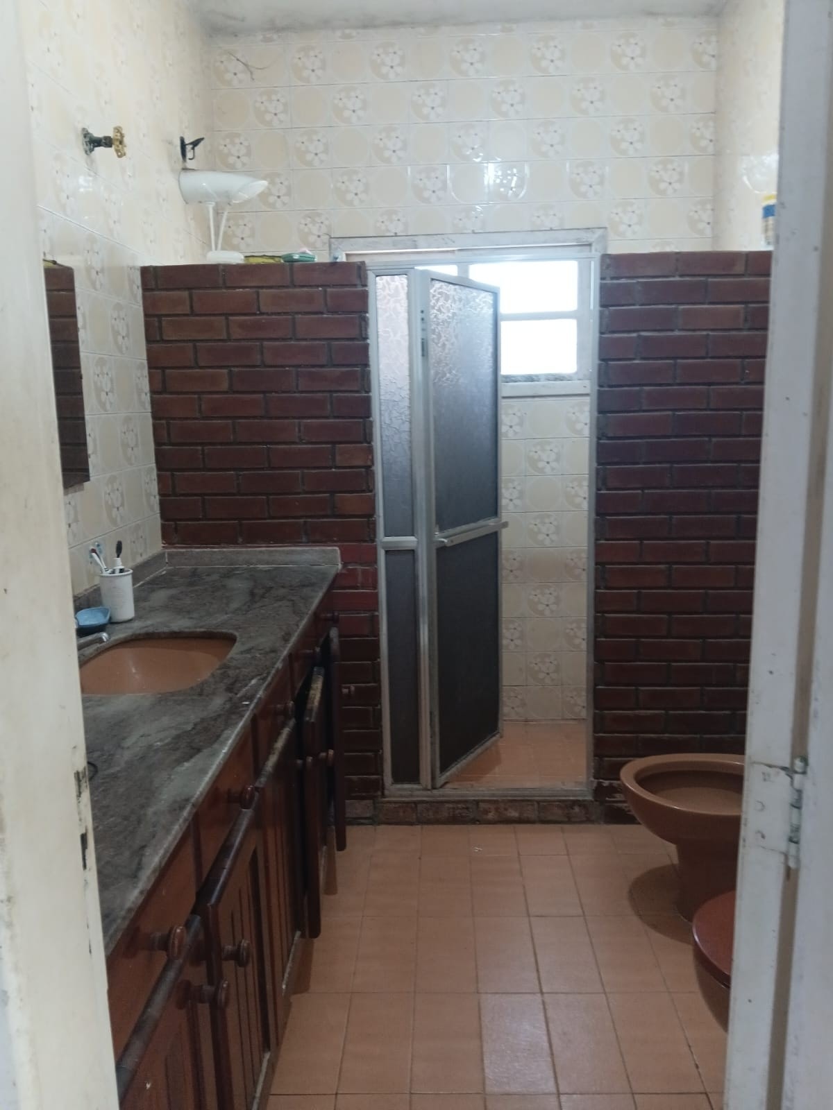 Bad 2 med dusj og toalett Galleribilde