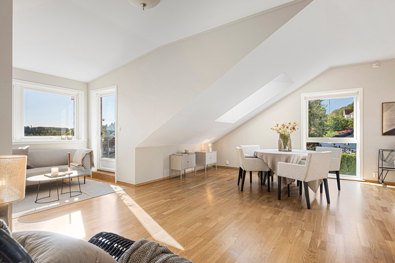 Her er det plass til både sofagruppe og stort spisebord, noe som gjør rommet perfekt for både hverdag og selskap. Galleribilde