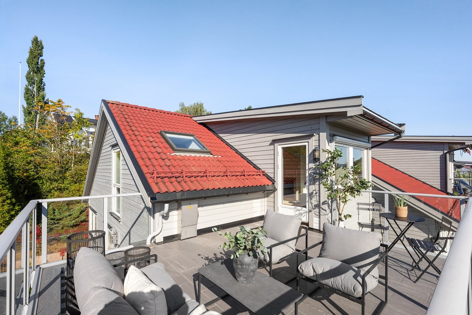 Det er etablert en flott veranda på ca. 20 kvm med adkomst fra stuen. Galleribilde