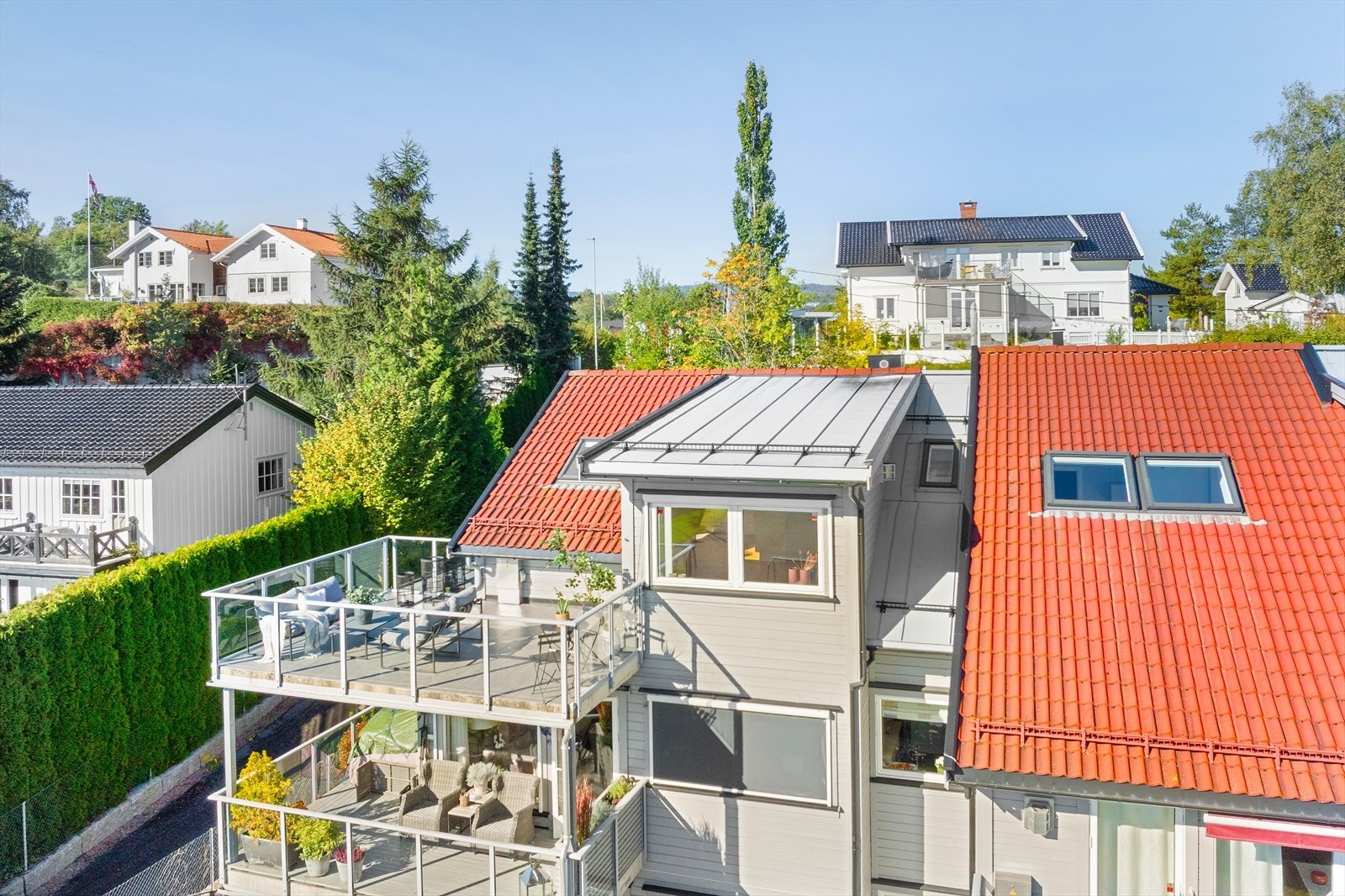 Leiligheten ligger i byggets øverste etasje og har heisadkomst fra både garasje og bakkeplan. Galleribilde