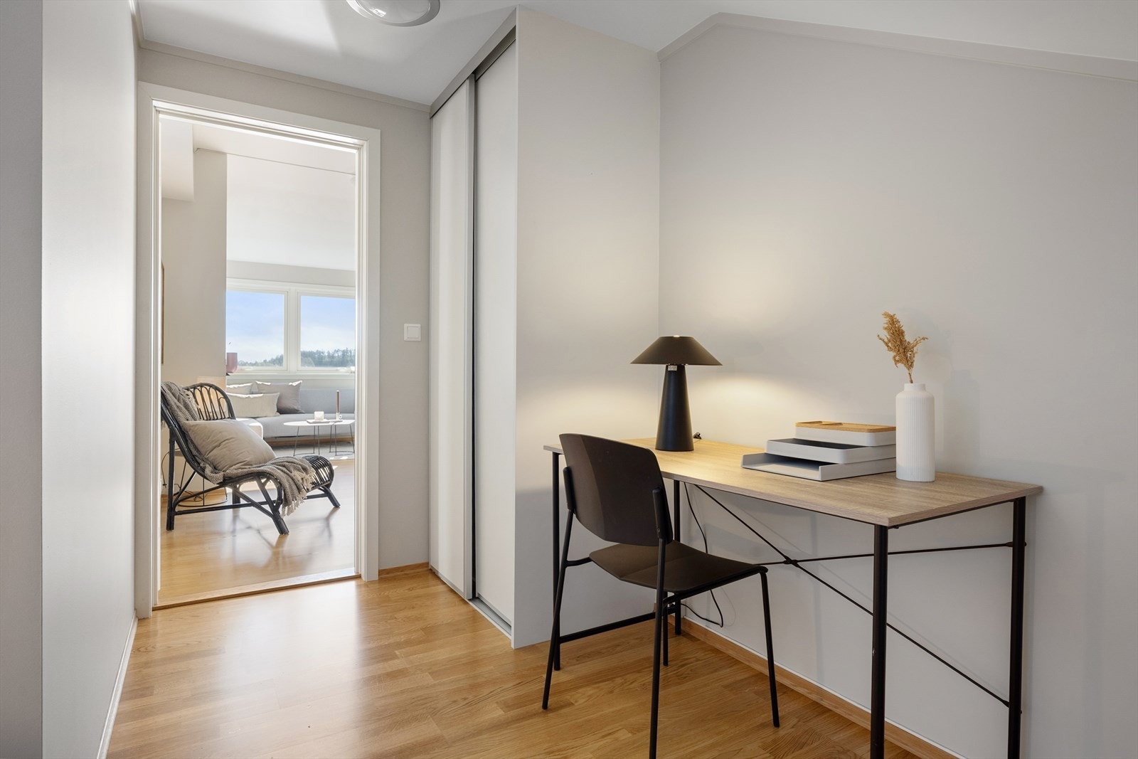 Begge rommene har skyvedørsgarderobe. Det er parkett på gulv, malte overflater på vegger og himling, samt tilgang til praktiske kneloft fra begge rom. Galleribilde