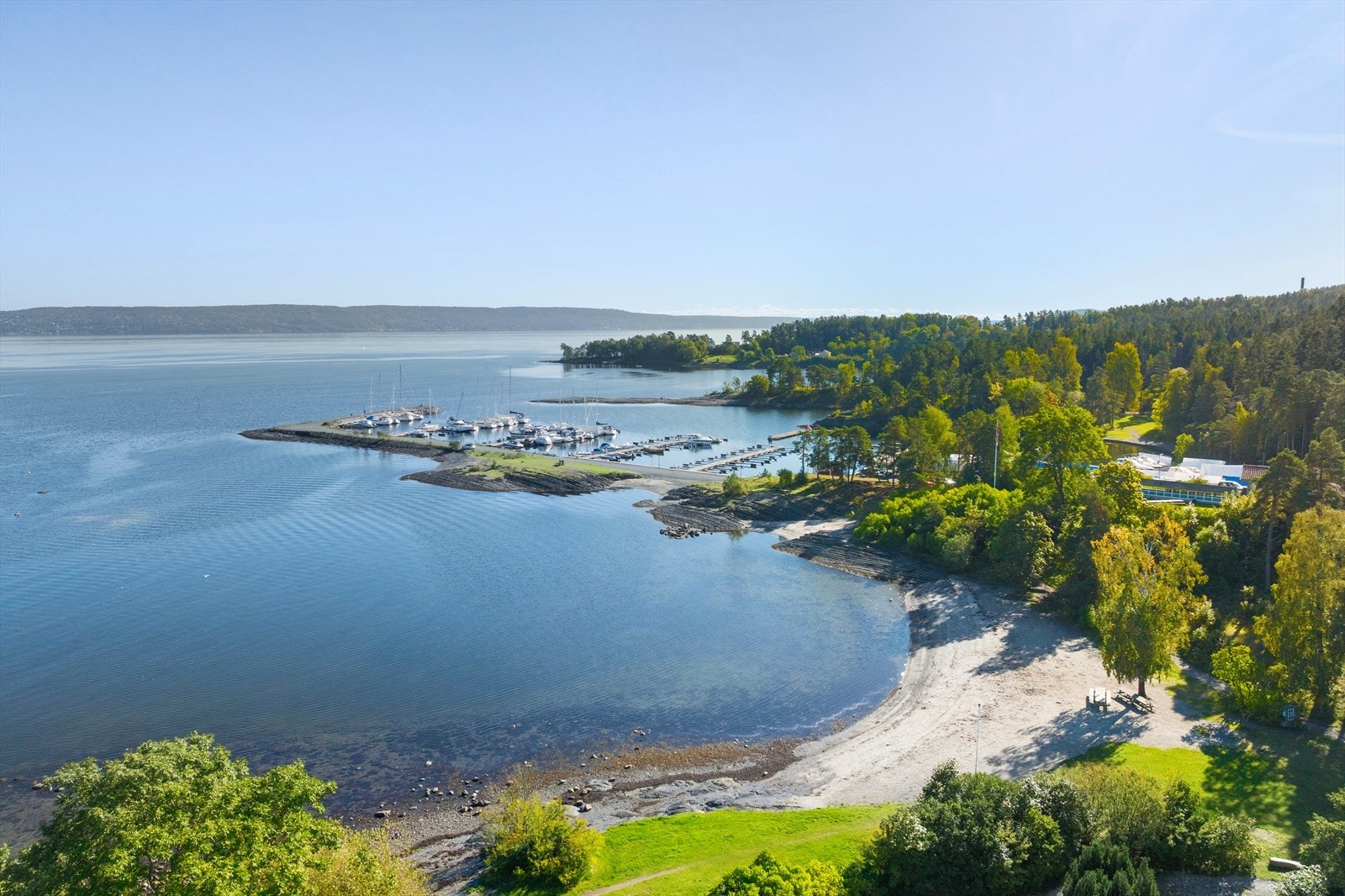 Langs kysten er det flere fine badeplasser. Galleribilde