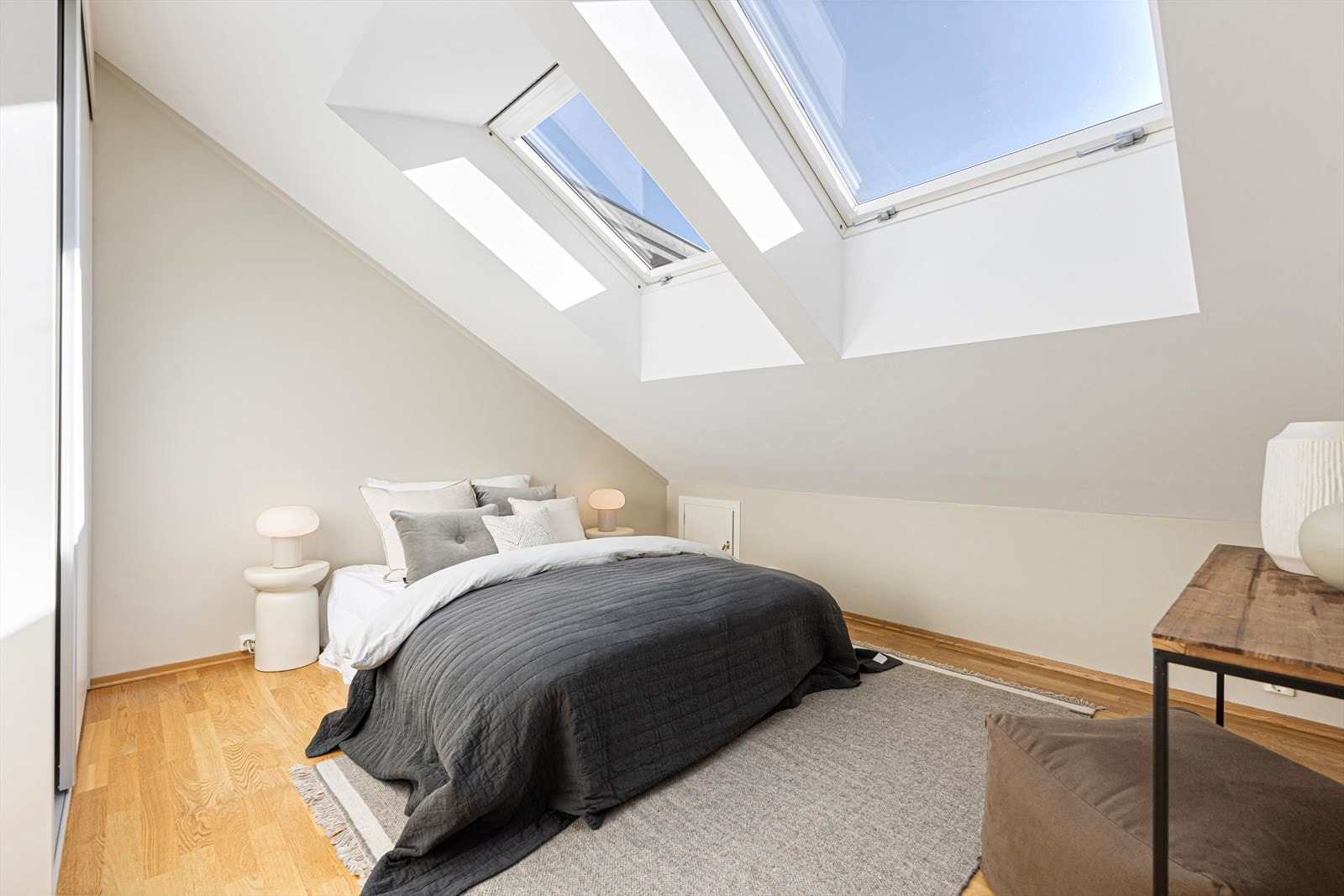 Leiligheten har to gode soverom. Hovedsoverommet er svært romslig med god plass til dobbeltseng og øvrig møblering. Galleribilde