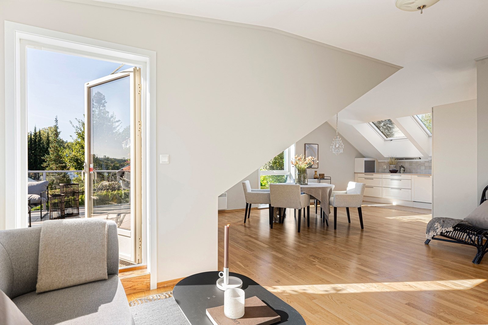 Stue og spisestue fremstår som et lyst og innbydende oppholdsrom med hjørnebeliggenhet og store vindusflater som slipper inn rikelig med dagslys. Galleribilde