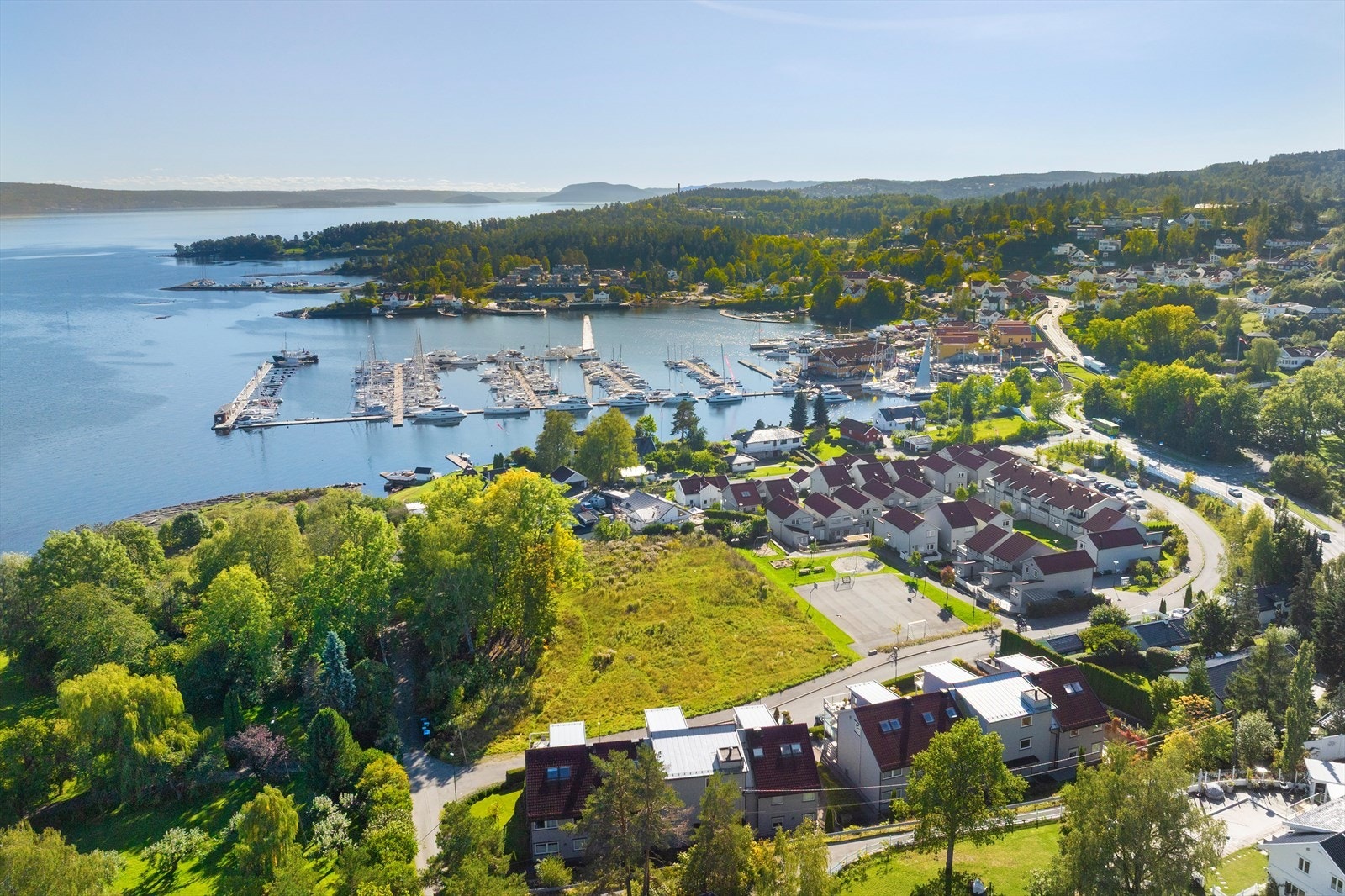 Det gjøres oppmerksom på at tomten over veien ved siden av lekeplassen er regulert til barnehage, men at det er fremlagt forslag om bygging av omsorgsboliger. Dette vil kunne påvirke utsikten. Se mer under punkt om regulering i salgsoppgaven. Galleribilde