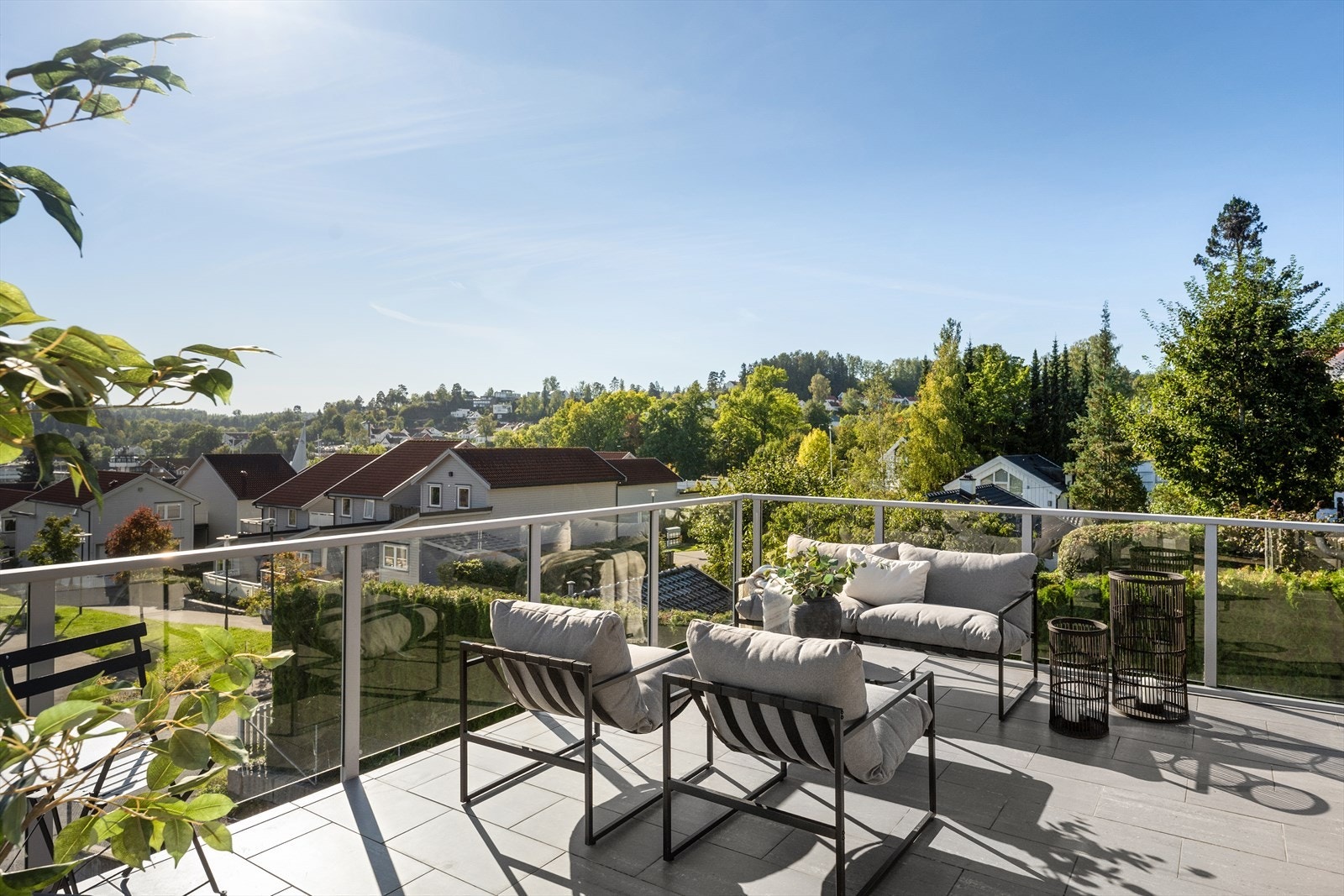 Selger opplyser om at uteplassen har gode solforhold gjennom dagen. Galleribilde