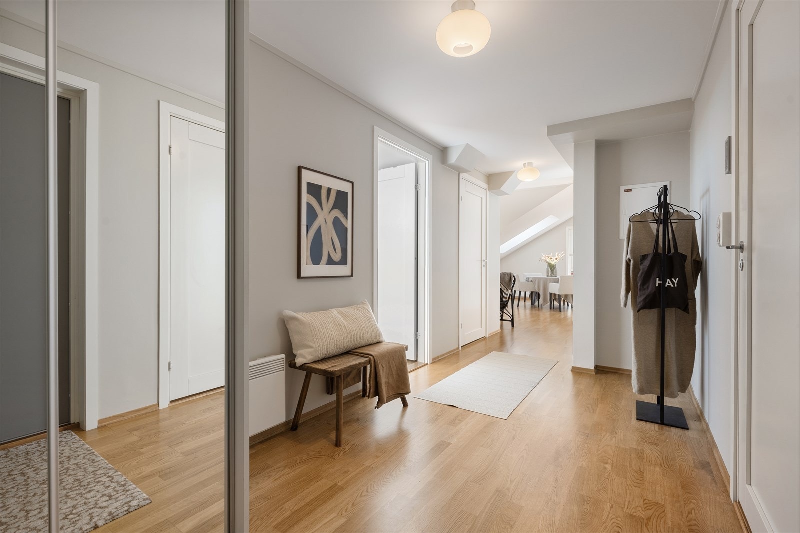 Entréen har en funksjonell utforming med skyvedørsgarderobe, som gir gode oppbevaringsmuligheter for yttertøy og sko. Galleribilde