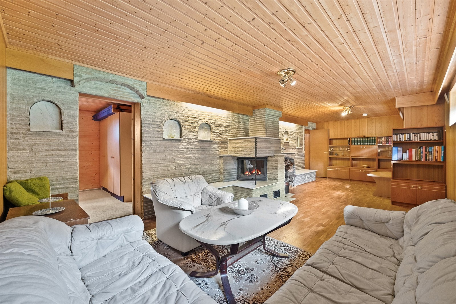 Hobbyrom innredet som kjellerstue med god plass til ulike møblement Galleribilde