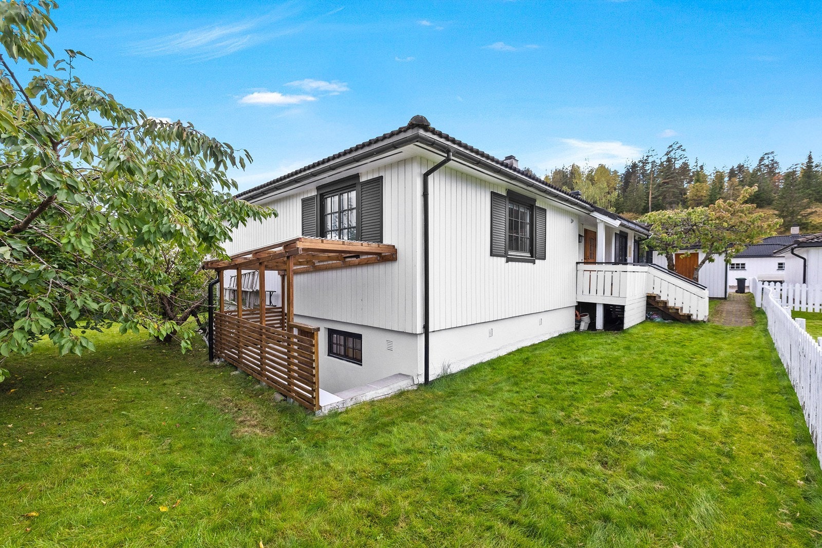 Egen inngang til kjelleretasjen - ikke omsøkt og byggemeldt hos kommunen Galleribilde