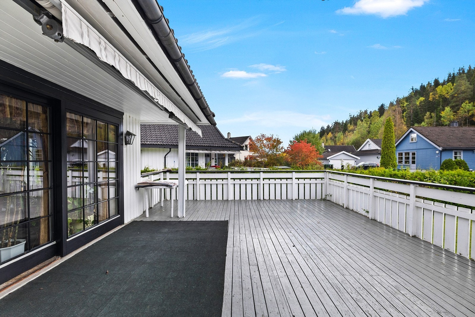 Det er montert markise på veranda Galleribilde