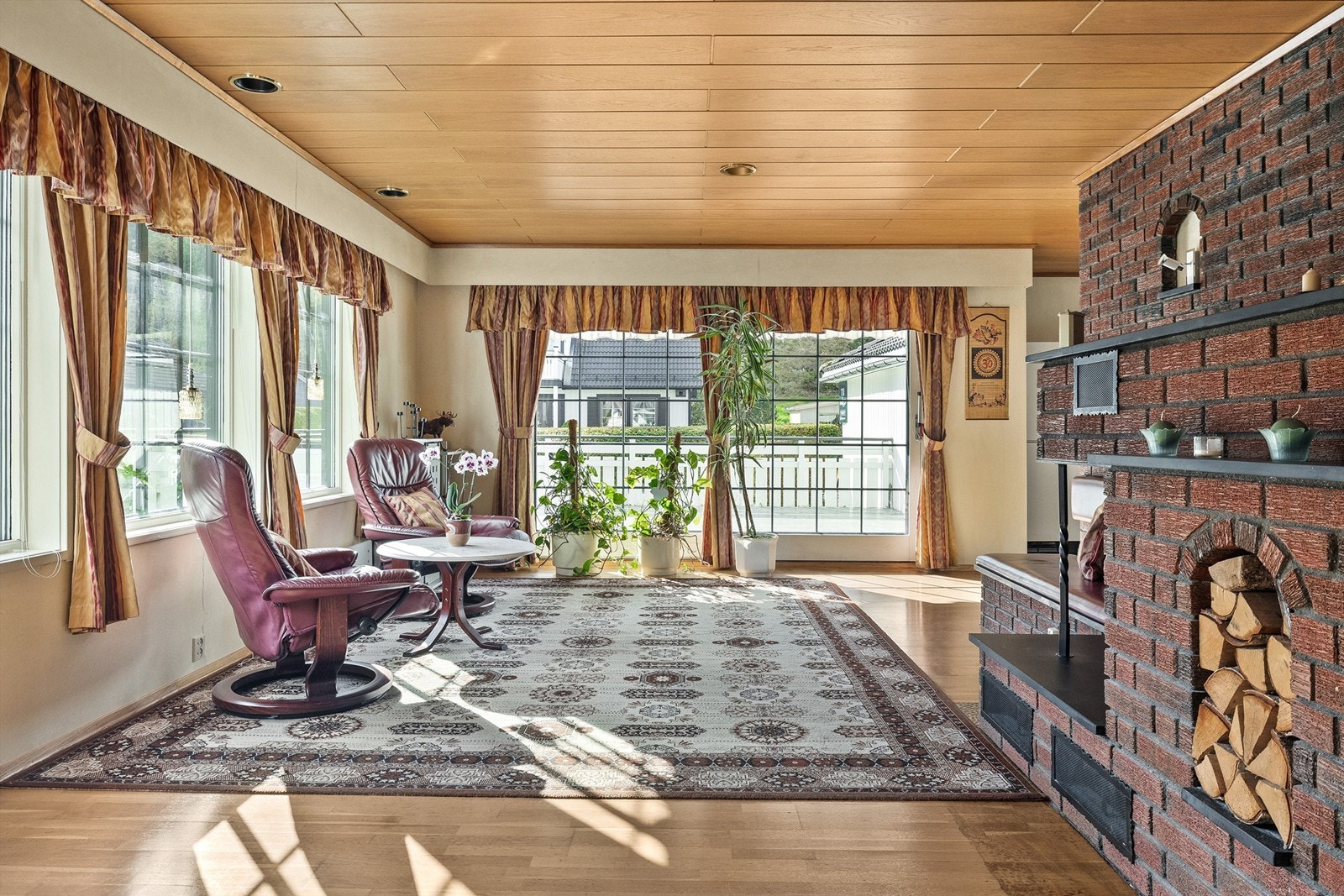 Velkommen inn! Stuen har store vinduer som slipper inn rikelig med naturlig lys Galleribilde