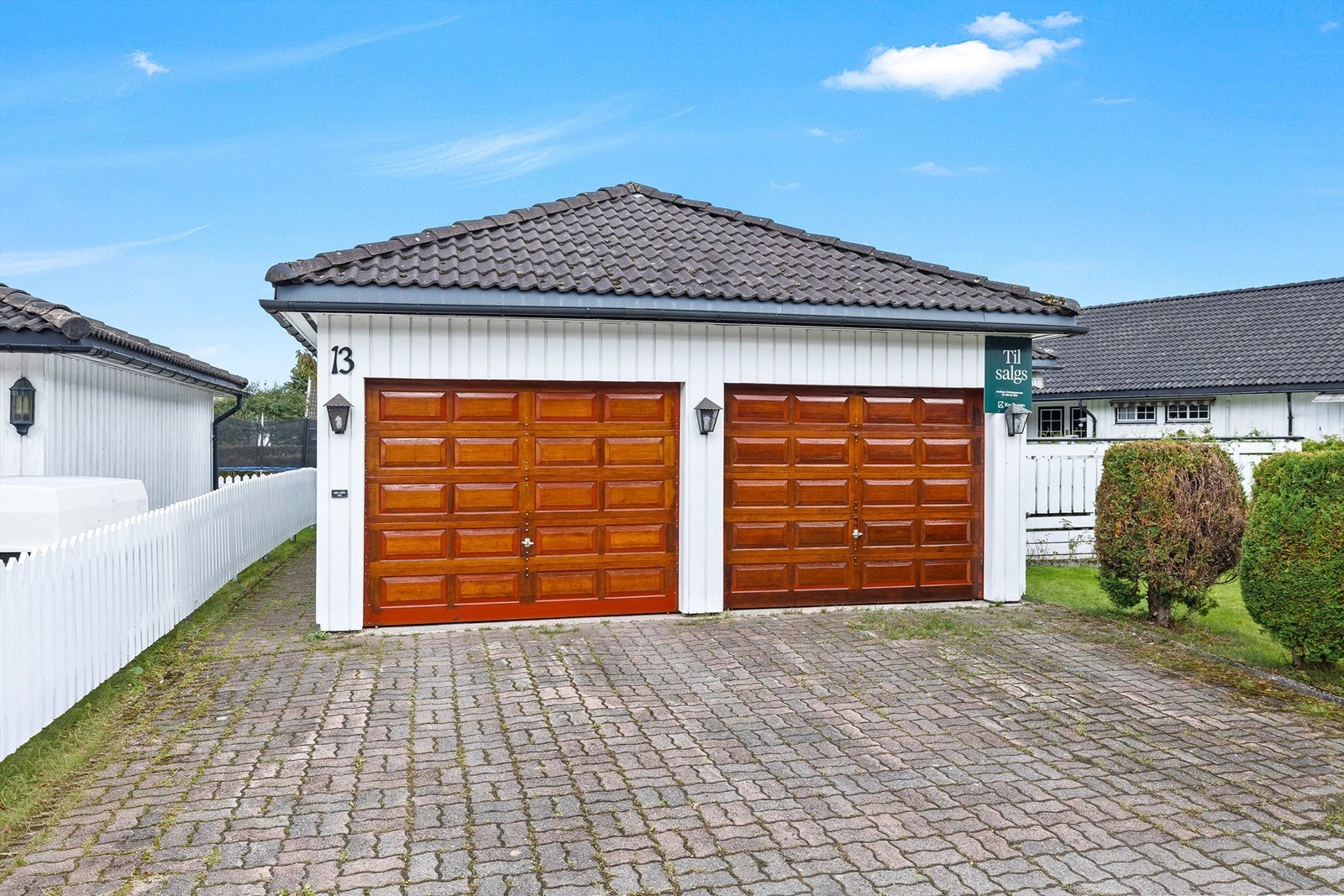 Dobbelgarasje og biloppstillingsplasser på egen gårdsplass Galleribilde