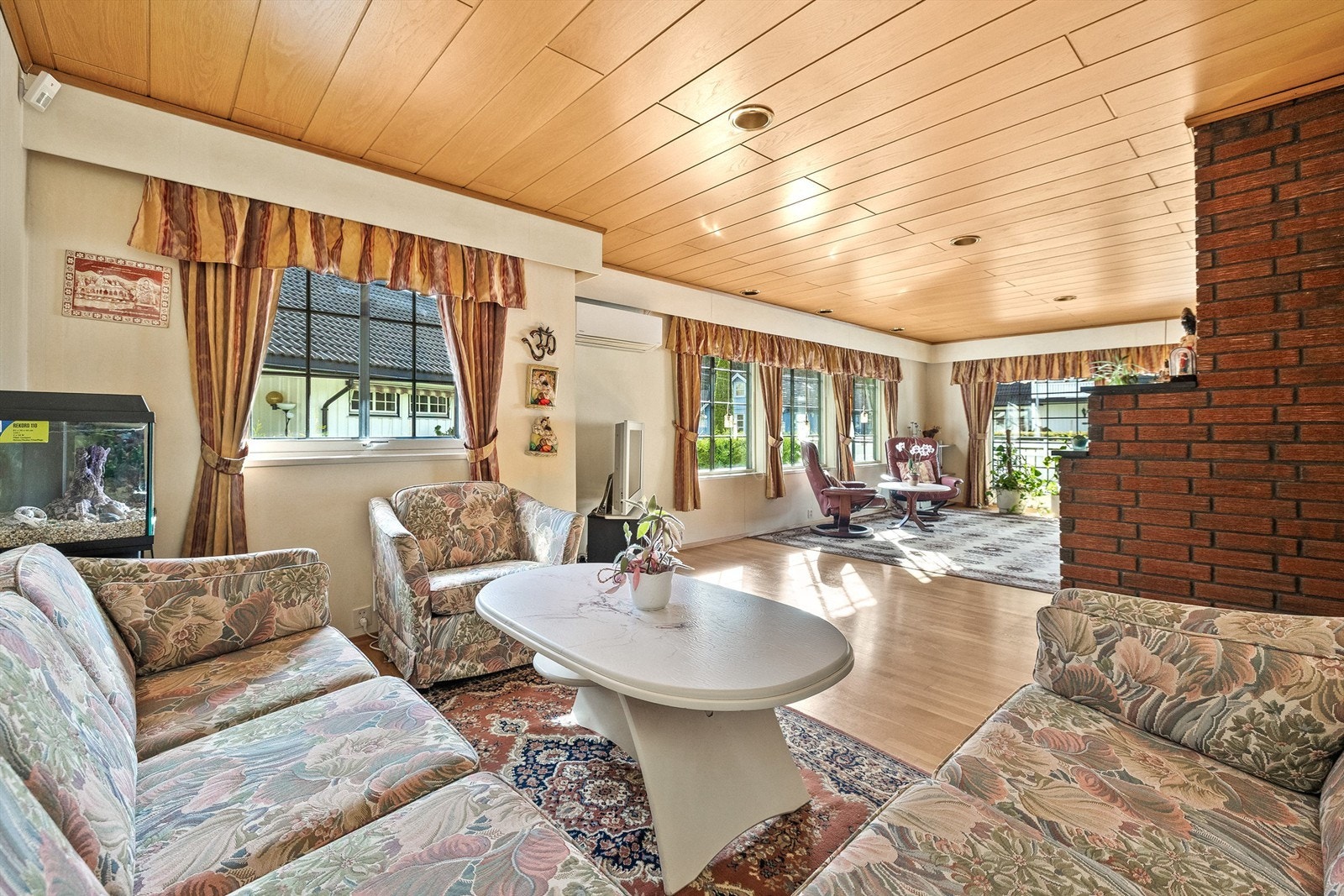 Stuen har to ulike sittegrupper Galleribilde