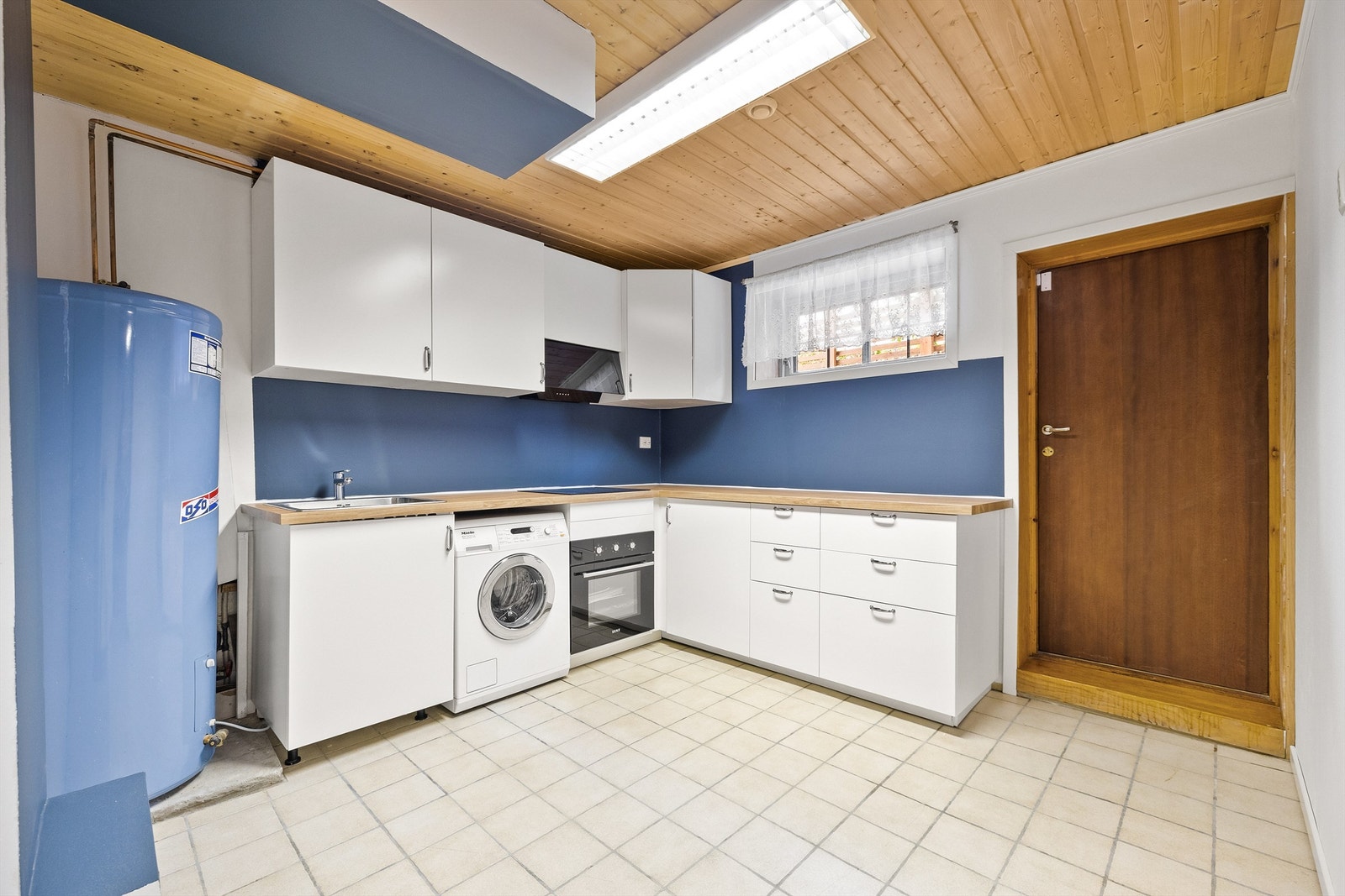 Kjøkken kjeller - ikke godkjent til varig opphold Galleribilde