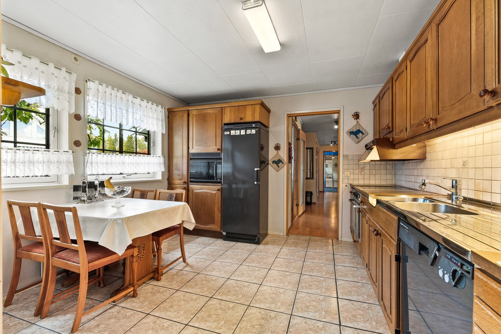 Kjøkkenet er romslig og funksjonelt, med god skap og benkeplass Galleribilde