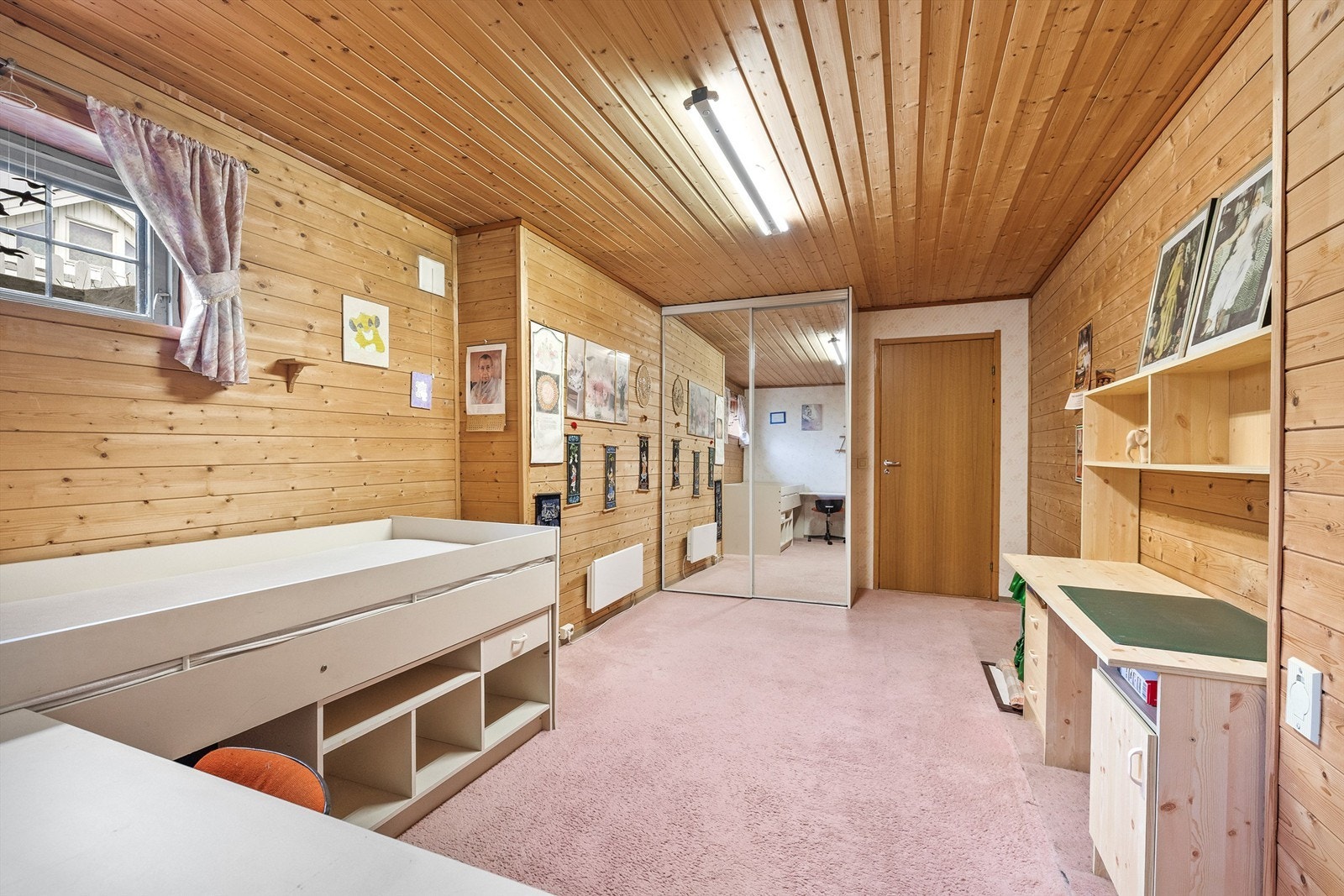 Bod som i dag er innredet og møblert som oppholdsrom - ikke godkjent til varig opphold Galleribilde